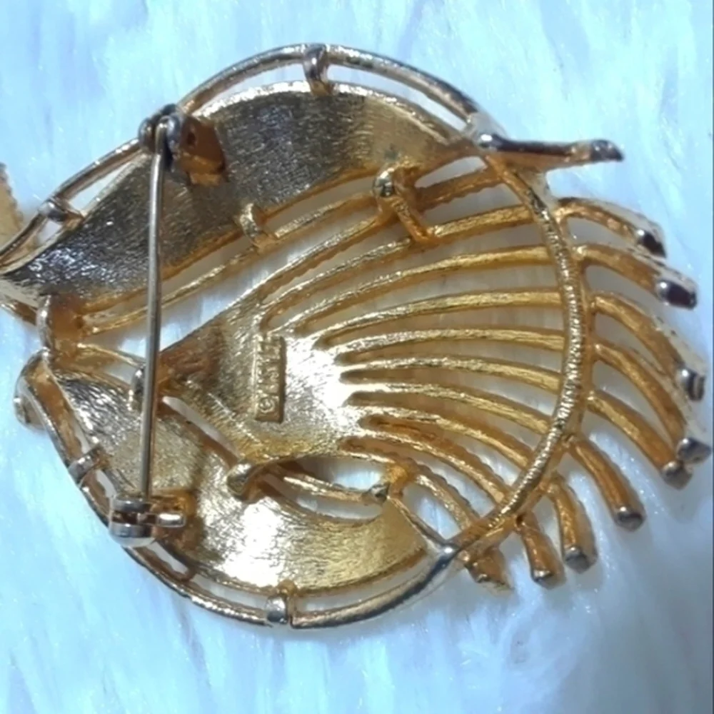 Vintage Gold Tone Lisner Signed Brooch Pin